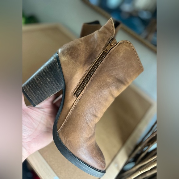 Steve Madden booties size 6-5 to 7 fits upper leather in a brown color very soft - Picture 1 of 13